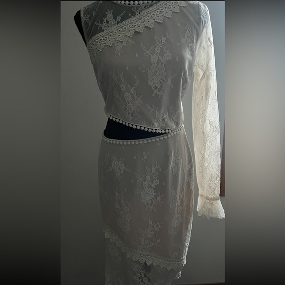 NBD Karina Cream Lace *Revolve*
Floral Cut Out One Sleeve
Cocktail Dress size M - Picture 10 of 11